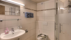 Haus Ricarda in Lech am Arlberg - Appartement Omeshorn Bad